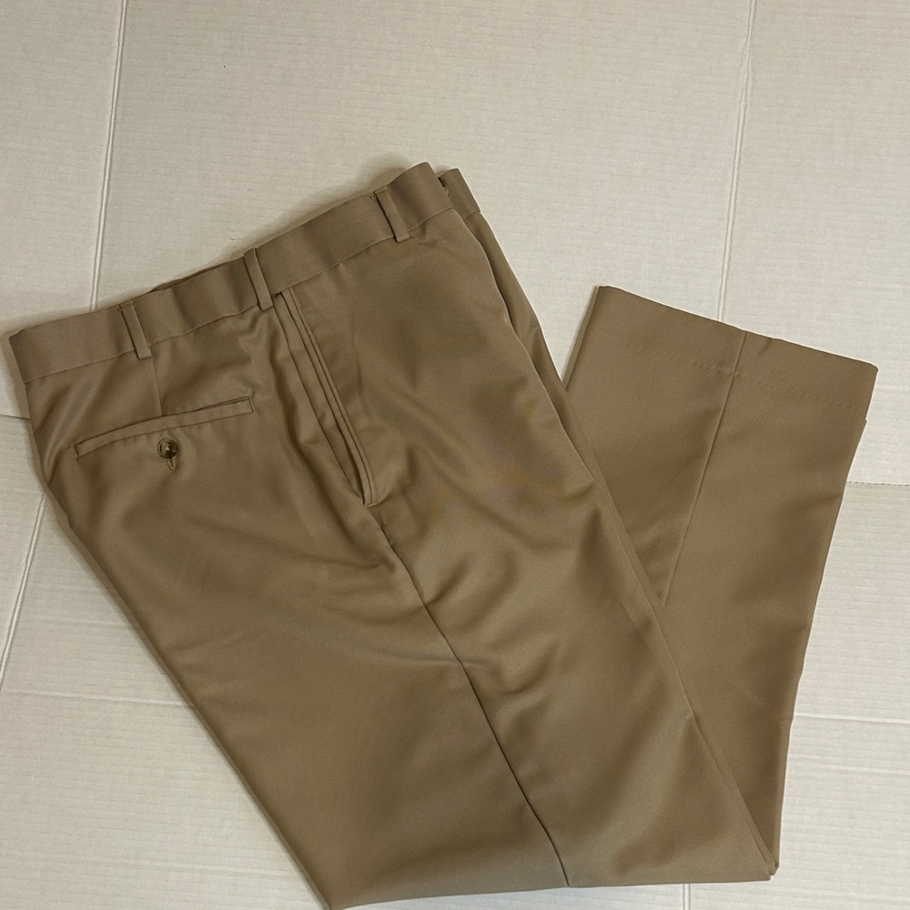 Roundtree & Yorke Sz 34 x29 Men's Khaki Chinos. Elastic give in the waist.
